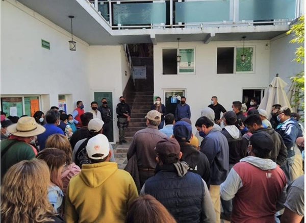 Cerraron la presidencia trabajadores del ayuntamiento de Tzompantepec en demanda del pago de finiquitos