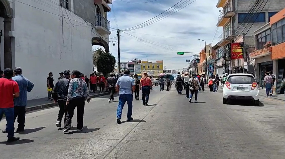 Insisten habitantes de Zacatelco en la destitución del alcalde, protestaron frente al palacio municipal 
