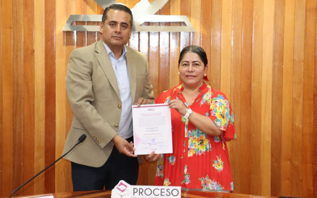 Blanca Águila Lima recibe constancia que la acredita como Diputada de la LXVLegislatura local