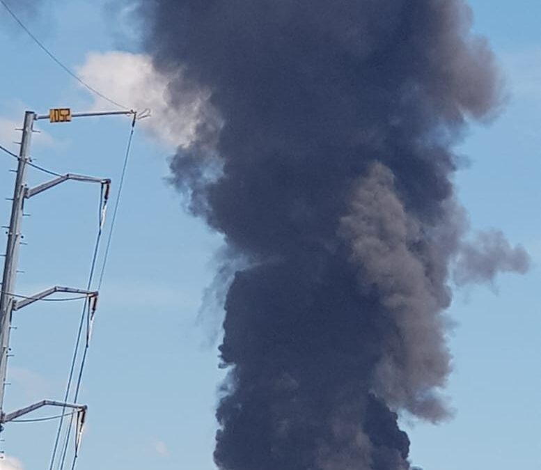 Evacuan a familias por incendio de fábrica de tinacos en Santa Úrsula Zimatepec