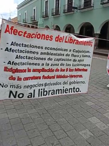Cierran el zócalo capitalino habitantes de Calpulalpan; se oponen a la construcción del “libramiento”